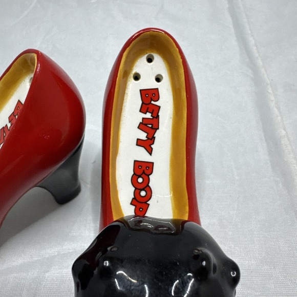 1999 Betty Boop Red High Heel Shoes Ceramic Salt and‎ Pepper Shakers - Picture 3 of 9